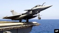 Uçak gemisinden havalanan bir Fransız Rafale jeti