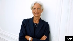 IMF Başkanı Christine Lagarde Paris'te gazetecilere istifa etmeyeceğini açıklarken