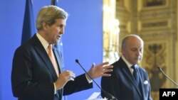 ABD Dışişleri Bakanı John Kerry ve Fransa Dışişleri Bakanı Laurent Fabius (sağda)