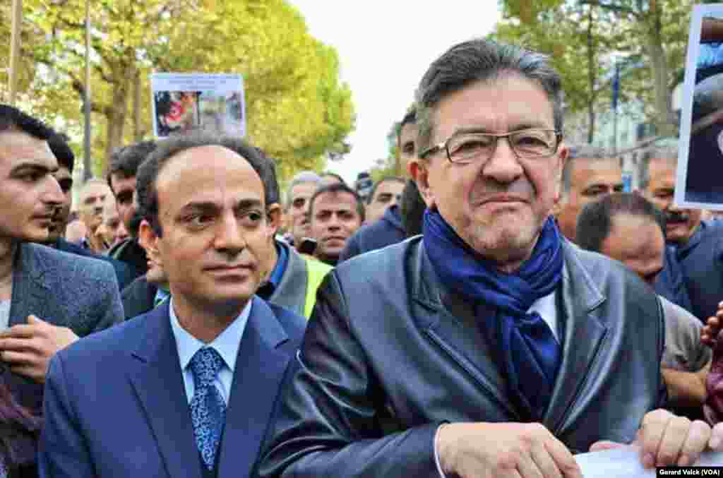 Sol Parti kurucusu ve eski cumhurbaşkanı adaylarından Jean-Luc Mélenchon, Paris&#39;teki Republique Meydanı&rsquo;nda gösteri düzenleyenler arasında Şanlıurfa Belediye Başkanı Osman Baydemir&#39;le - Fotoğraflar: Gerard Valck