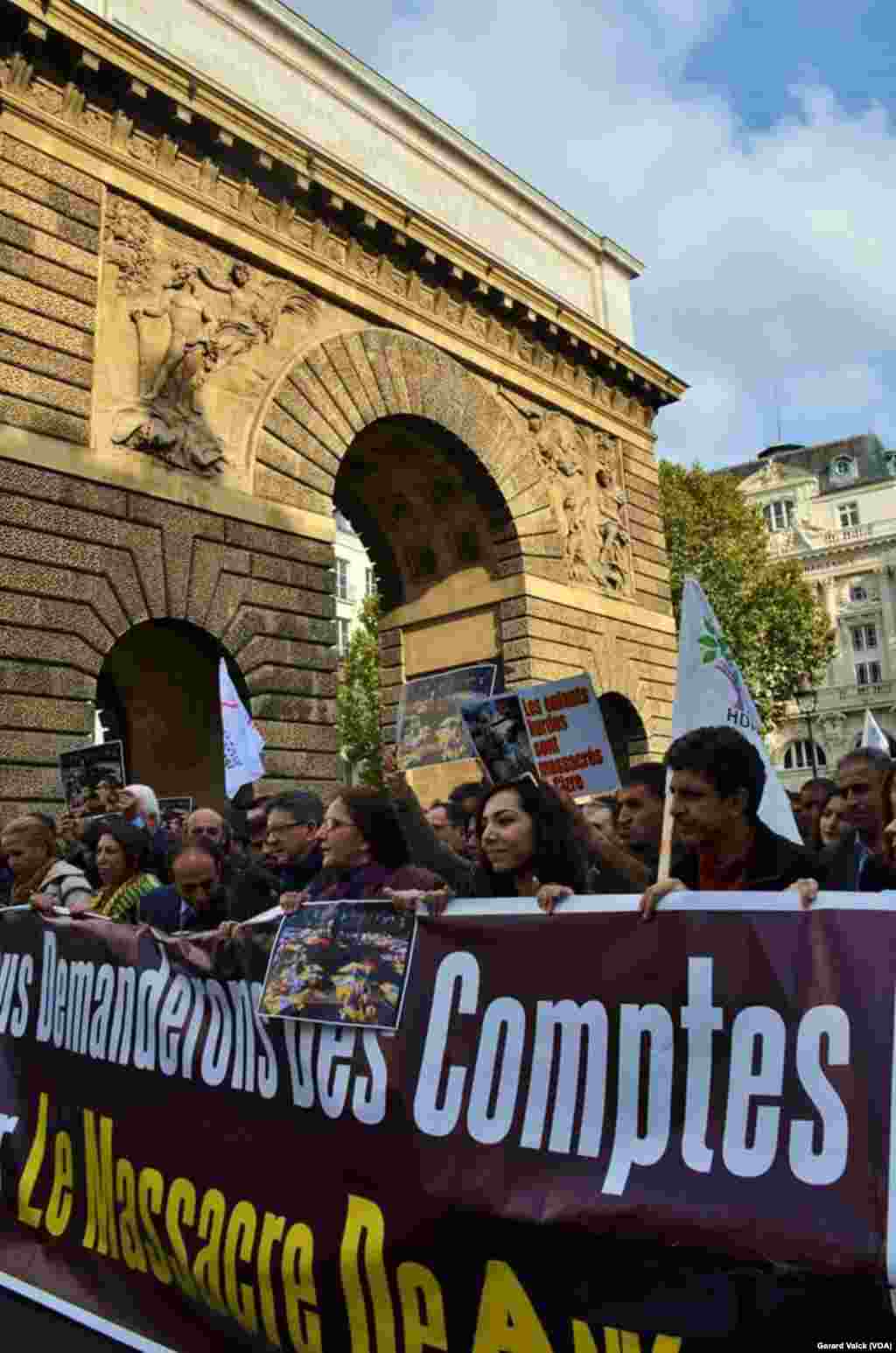 Paris rally Saturday protesting the bombing in Ankara Fotoğraflar: Gerard Valck