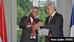 Fatih Birol (sağda) Irak Büyükelçisi Farid Yasin'den ödülünü alırken